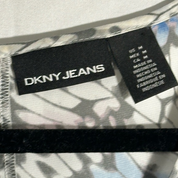 Dkny Jeans Sleeveless Sheer Blouse with Keyhole Cutout and Handkerchief Hemline - Picture 2 of 4